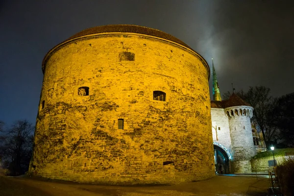 脂肪マーガレット大砲タワー タリン エストニアの要塞への入り口の美しい夜景 — ストック写真