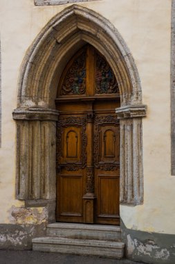 Kilise St Olaf. Eski güzel kapı dekor eski şehir ile. Tallinn. Estonya.