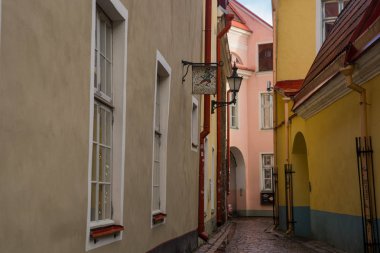 Estonya sermaye, Tallinn: Tallinn, ama oldukça Visegrad milleti sokağa Rahukohtu kapsamında dar sokakta adı verine vardır.