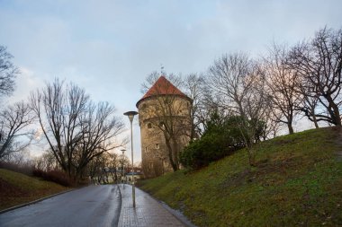 Tallinn, Estonya: Kiek de Kok Müzesi ve Ortaçağ Tallinn savunma surların tünellerde Bastion. UNESCO Dünya Mirası. Estonya'nın başkenti popüler turizm.