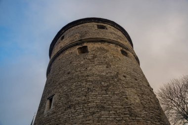 Tallinn, Estonya: Kiek de Kok Müzesi ve Ortaçağ Tallinn savunma surların tünellerde Bastion. UNESCO Dünya Mirası. Estonya'nın başkenti popüler turizm.