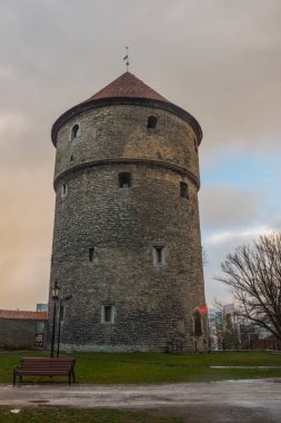 Tallinn, Estonya: Kiek de Kok Müzesi ve Ortaçağ Tallinn savunma surların tünellerde Bastion. UNESCO Dünya Mirası. Estonya'nın başkenti popüler turizm.