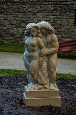 Tallinn, Estonya: Heykel adem ve Havva kalenin etrafında. UNESCO Dünya Mirası. Estonya'nın başkenti popüler turizm.