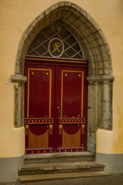 Hermosa Puerta Vieja Con Decoración Casco Antiguo Tallin Países Bajos —  Fotos de Stock