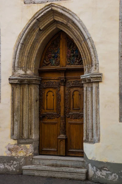 教会の聖オラフ 旧市街の装飾が施された古い美しいドアです タリン エストニア — ストック写真