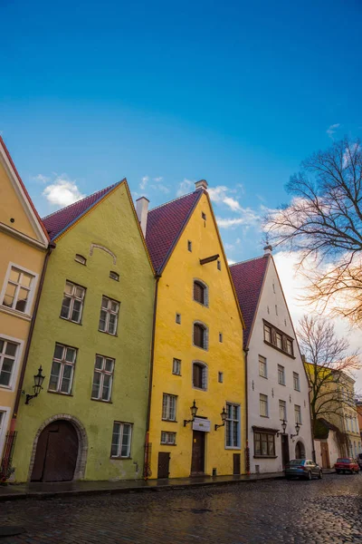 Bellissime Facciate Colorate Contro Cielo Blu Strade Città Vecchia Architettura — Foto Stock