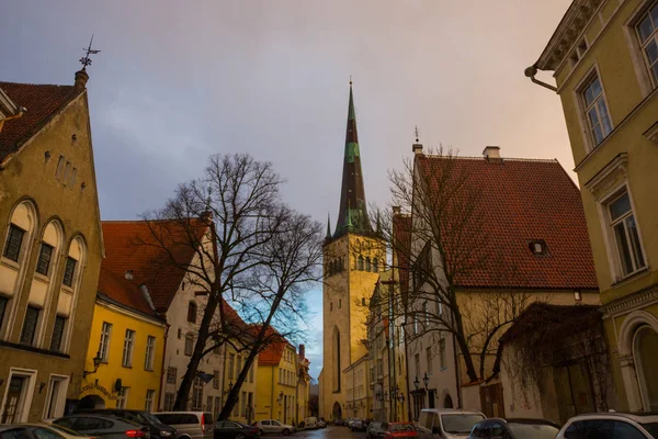 Tallinn Estónia Beautiful Church Olaf Rua Cidade Velha Campanário Igreja — Fotografia de Stock