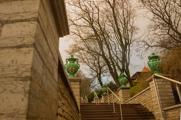 Tallin Estonia Escalera Con Escalones Hermosos Jarrones Decorativos Verdes Conduce — Foto de Stock