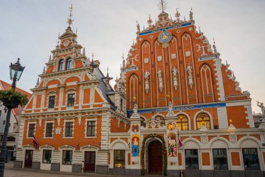 Riga, Letonya: Siyah nokta Letonya Riga eski kasaba evi. Ratslaukums Meydanı. Güzel tarihi binalar.