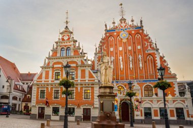 Riga, Letonya: Siyah nokta Letonya Riga eski kasaba evi. Ratslaukums Meydanı. Güzel tarihi binalar.