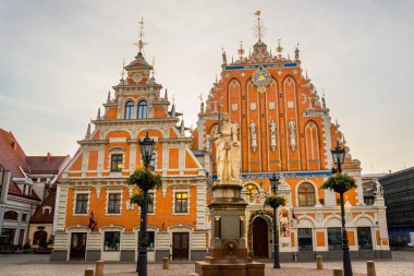 Riga, Letonya: Siyah nokta Letonya Riga eski kasaba evi. Ratslaukums Meydanı. Güzel tarihi binalar.