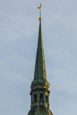 Riga, Letonya: St. Peter Kilisesi Spire simgelerinden birini ve Riga Şehir ana manzaraları biridir. Üst Aziz Peter Kilisesi, Petrikirche altın piyon
