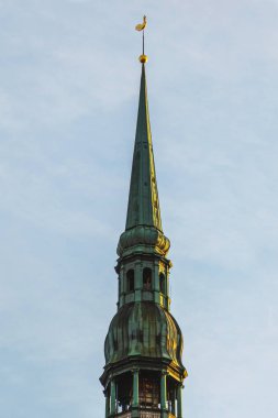 Riga, Letonya: St. Peter Kilisesi Spire simgelerinden birini ve Riga Şehir ana manzaraları biridir. Üst Aziz Peter Kilisesi, Petrikirche altın piyon