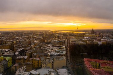 Riga, Letonya: Riga gözlem güverteden görünümünü. Gün batımında şehrin güzel üstten görünüm. Riga Şehir tarihi merkezinde bir Unesco Dünya mirası olduğunu.