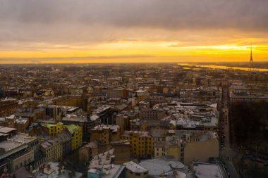 Riga, Letonya: Riga gözlem güverteden görünümünü. Gün batımında şehrin güzel üstten görünüm. Riga Şehir tarihi merkezinde bir Unesco Dünya mirası olduğunu.