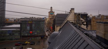 Riga, Letonya: Riga gözlem güverteden görünümünü. Güz bulutlu havalarda şehrin güzel üstten görünüm. Riga Şehir tarihi merkezinde bir Unesco Dünya mirası olduğunu.