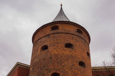 Eski barut Kulesi'nin XIV c. Riga'da. Günümüzde bina Letonya Savaş Müzesi ve Unesco Dünya Mirası Site var. 2014 yılında Riga Avrupa kültür başkenti oldu.