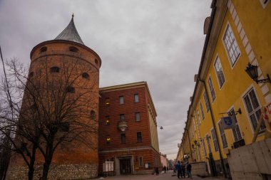 Eski barut Kulesi'nin XIV c. Riga'da. Günümüzde bina Letonya Savaş Müzesi ve Unesco Dünya Mirası Site var. 2014 yılında Riga Avrupa kültür başkenti oldu.