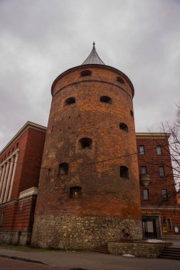 Eski barut Kulesi'nin XIV c. Riga'da. Günümüzde bina Letonya Savaş Müzesi ve Unesco Dünya Mirası Site var. 2014 yılında Riga Avrupa kültür başkenti oldu.