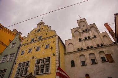 Riga, Letonya: önden görünüm üç kardeşin Maza Pils iela Eski Riga kentte üzerinde erken Rönesans tarzı evler. Riga Şehir tarihi merkezinde bir Unesco Dünya mirası olduğunu