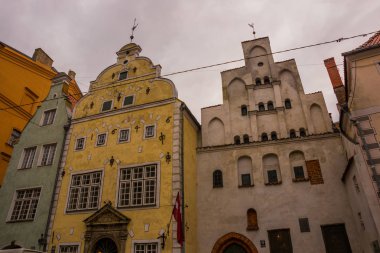 Riga, Letonya: önden görünüm üç kardeşin Maza Pils iela Eski Riga kentte üzerinde erken Rönesans tarzı evler. Riga Şehir tarihi merkezinde bir Unesco Dünya mirası olduğunu