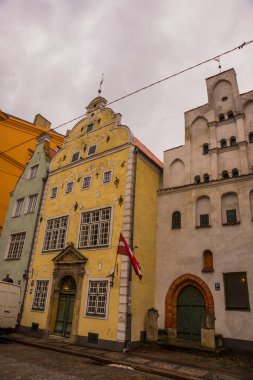 Riga, Letonya: önden görünüm üç kardeşin Maza Pils iela Eski Riga kentte üzerinde erken Rönesans tarzı evler. Riga Şehir tarihi merkezinde bir Unesco Dünya mirası olduğunu