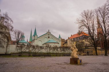 Riga, Letonya: cityscape. Riga'da merkezi Latvia.view Our Lady of Sorrows Church of Riga ortaçağ eski şehrin sokaklarında yürürken. Riga Şehir tarihi merkezinde bir Unesco Dünya mirası olduğunu