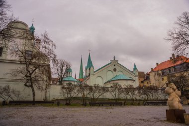 Riga, Letonya: cityscape. Riga'da merkezi Latvia.view Our Lady of Sorrows Church of Riga ortaçağ eski şehrin sokaklarında yürürken. Riga Şehir tarihi merkezinde bir Unesco Dünya mirası olduğunu