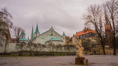 Riga, Letonya: cityscape. Riga'da merkezi Latvia.view Our Lady of Sorrows Church of Riga ortaçağ eski şehrin sokaklarında yürürken. Riga Şehir tarihi merkezinde bir Unesco Dünya mirası olduğunu