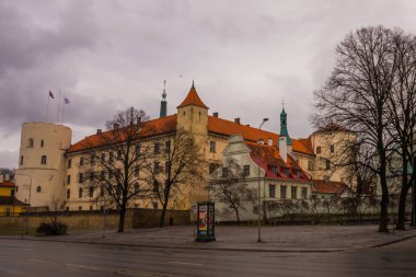 Riga, Letonya: Riga, Letonya Cumhurbaşkanı Köşkü Letonya başkentinde Daugava Nehri üzerinde bir kale Rigas kalesidir. Riga Şehir tarihi merkezinde bir Unesco Dünya mirası olduğunu