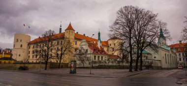 Riga, Letonya: Riga, Letonya Cumhurbaşkanı Köşkü Letonya başkentinde Daugava Nehri üzerinde bir kale Rigas kalesidir. Riga Şehir tarihi merkezinde bir Unesco Dünya mirası olduğunu