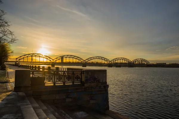 Riga Latvia Puente Cruza Río Hermoso Paisaje Amanecer Centro Histórico — Foto de Stock