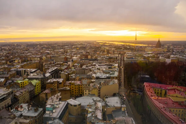 Riga, Letonya: Riga gözlem güverteden görünümünü. Gün batımında şehrin güzel üstten görünüm. Riga Şehir tarihi merkezinde bir Unesco Dünya mirası olduğunu.