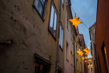 Yıldız çelenk ile eski şehir Riga, Letonya dar sokakta. Noel dekorasyon Avrupa sokakta. Rozena iela. Riga Şehir tarihi merkezinde bir Unesco Dünya mirası olduğunu