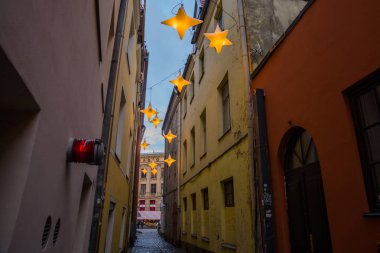 Yıldız çelenk ile eski şehir Riga, Letonya dar sokakta. Noel dekorasyon Avrupa sokakta. Rozena iela. Riga Şehir tarihi merkezinde bir Unesco Dünya mirası olduğunu