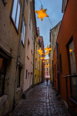Yıldız çelenk ile eski şehir Riga, Letonya dar sokakta. Noel dekorasyon Avrupa sokakta. Rozena iela. Riga Şehir tarihi merkezinde bir Unesco Dünya mirası olduğunu