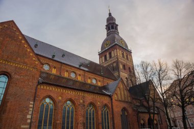 Riga Katedrali, Riga, Letonya eski şehrin tarihi merkezi Dome Meydanı. Kış manzarası