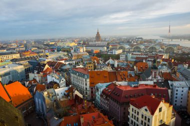 Riga, Letonya kulenin St. Peter Kilisesi, St. Peter Kilisesi, Petrikirche yükseklikten panoramik manzaralı.