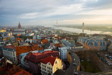 Riga, Letonya kulenin St. Peter Kilisesi, St. Peter Kilisesi, Petrikirche yükseklikten panoramik manzaralı.