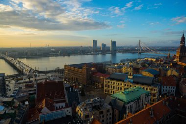 Riga, Letonya: Havadan görünümü Riga Dome Cathedral ve nehir Daugava çıkabilir. Riga, Letonya şehir St. Peter Kilisesi kulenin yükseklikten panoramik görüntüsü.