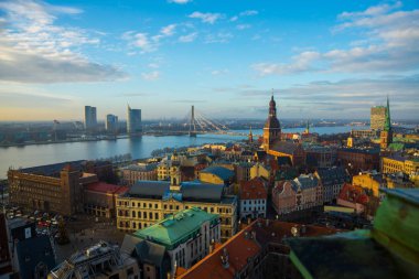 Riga, Letonya: Havadan görünümü Riga Dome Cathedral ve nehir Daugava çıkabilir. Riga, Letonya şehir St. Peter Kilisesi kulenin yükseklikten panoramik görüntüsü.