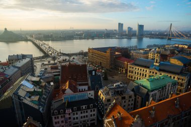 Riga, Letonya: Yukarıdan şehir, nehir ve gökdelenler Panoraması. St. Peter Kilisesi kulenin yükseklikten Letonya.