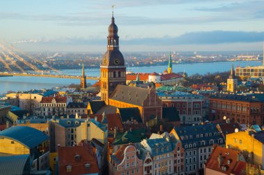 Riga, Letonya: Şehir, nehir ve dome Katedrali güzel üstten görünüm. St. Peter Kilisesi kulenin yükseklikten Letonya.