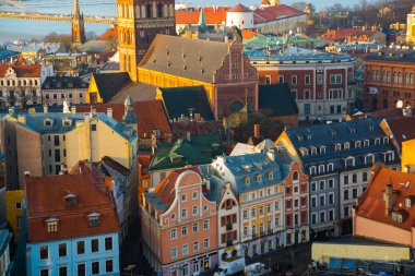 Riga, Letonya: Bbeautiful kenti yukarıdan. St. Peter Kilisesi kulenin yükseklikten Letonya.