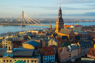 Riga, Letonya: Şehir, nehir, köprü, gökdelenler ve dome Katedrali, güzel üstten görünüm. St. Peter Kilisesi kulenin yükseklikten Letonya.