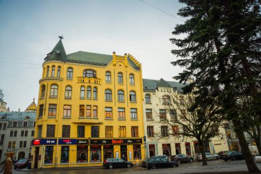 Riga, Letonya: Kedi evi bazı Art Nouveau unsurları ile ortaçağ mimarisi olarak tarz ve büyük Guild evi arasında bulunmaktadır. Riga Şehir tarihi merkezinde bir Unesco Dünya mirası olduğunu