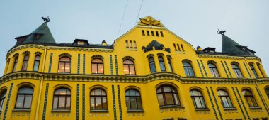 Riga, Letonya: Kedi evi bazı Art Nouveau unsurları ile ortaçağ mimarisi olarak tarz ve büyük Guild evi arasında bulunmaktadır. Riga Şehir tarihi merkezinde bir Unesco Dünya mirası olduğunu