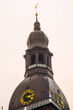 Saat Kulesi üzerinde altın horoz. Riga Katedrali, Riga, Letonya eski şehrin tarihi merkezi Dome Meydanı. Kış manzarası
