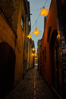 Yıldız çelenk ile eski şehir Riga, Letonya Rozena sokakta dar. Noel dekorasyon Avrupa sokakta. Rozena iela