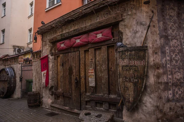 Рига Латвия Дверь Средневекового Ресторана Rozengrals Улице Rozena Iela Риге — стоковое фото